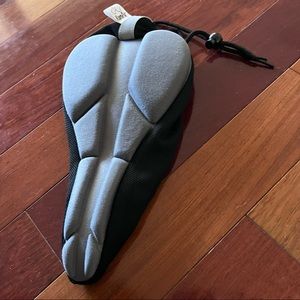 Used once Peloton Komfy Padded Bike Seat Cover
